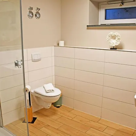 Schoene Mit Kamin Im Ostseebad Rum i privatbostad Sellin (Rugen)